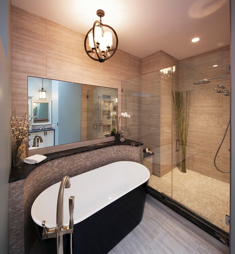 Свежая идея для дизайна: главная ванная комната среднего размера в стиле модернизм с черными фасадами, отдельно стоящей ванной, бежевой плиткой, коричневыми стенами, мраморной столешницей, бежевым полом и душем с распашными дверями - отличное фото интерьера