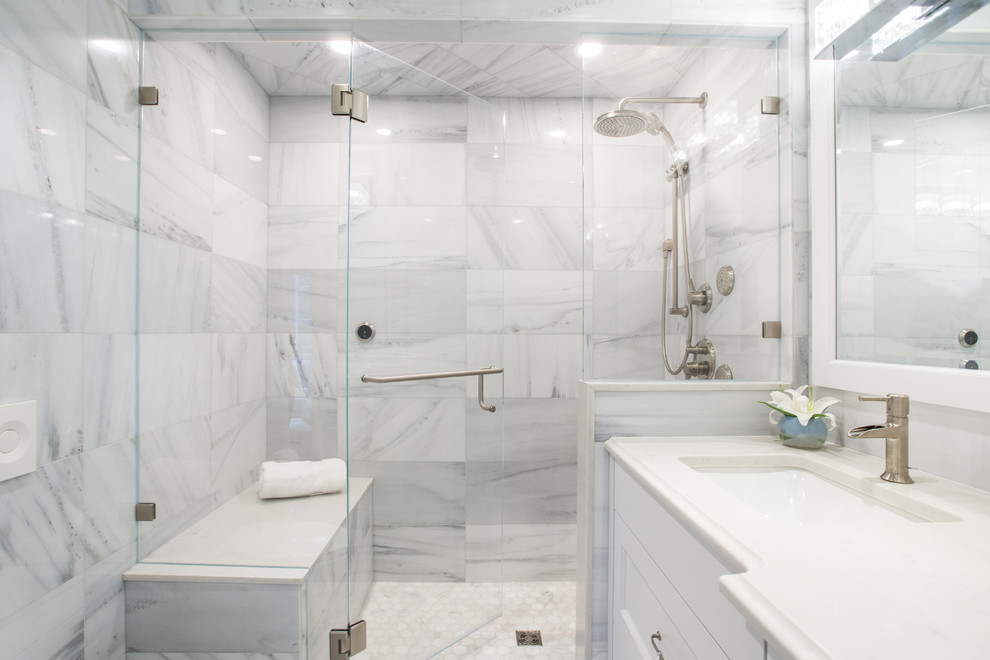 Exempel på ett mellanstort klassiskt vit vitt en-suite badrum, med skåp i shakerstil, vita skåp, ett platsbyggt badkar, en dubbeldusch, en vägghängd toalettstol, vit kakel, marmorkakel, vita väggar, klinkergolv i porslin, ett undermonterad handfat, bänkskiva i kvarts, grått golv och dusch med gångjärnsdörr