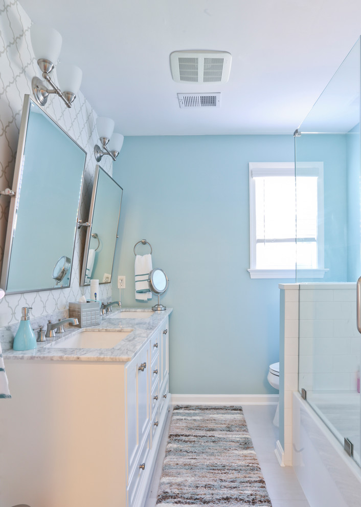 Exemple d'une grande salle de bain rétro pour enfant avec un placard à porte affleurante, des portes de placard grises, un plan de toilette en quartz modifié et un plan de toilette gris.