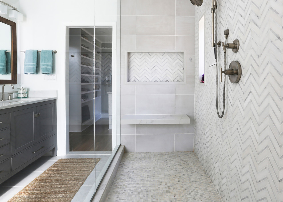 Diseño de cuarto de baño principal vintage grande con armarios con rebordes decorativos, puertas de armario grises, encimera de cuarzo compacto y encimeras grises