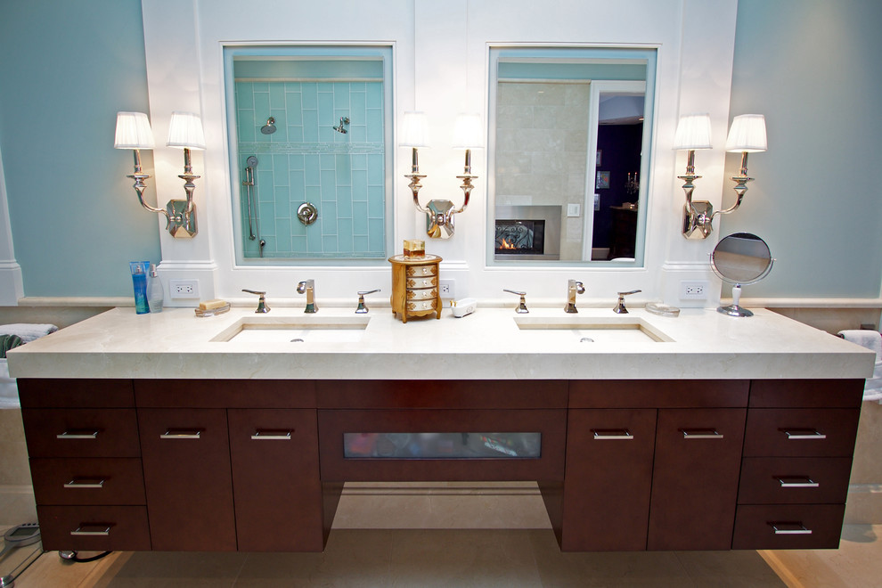 Exempel på ett stort klassiskt beige beige en-suite badrum, med släta luckor, skåp i mörkt trä, blå kakel, glaskakel, vita väggar, ett undermonterad handfat, med dusch som är öppen, våtrum, marmorgolv, marmorbänkskiva och beiget golv