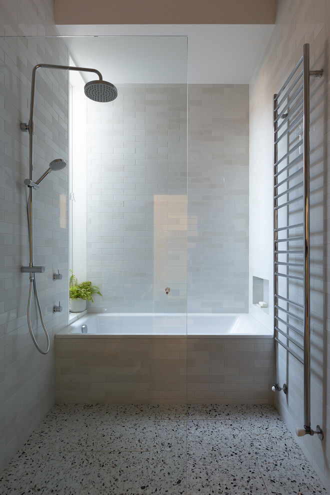 Идея дизайна: ванная комната среднего размера в современном стиле с ванной в нише, открытым душем, серой плиткой, серыми стенами, разноцветным полом и открытым душем