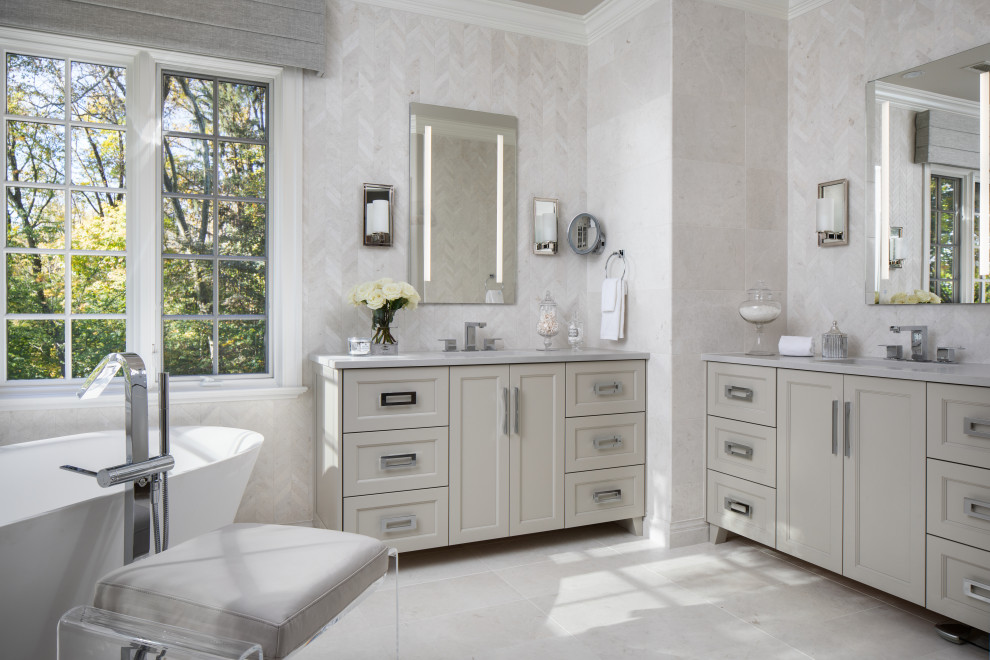 Diseño de cuarto de baño doble y a medida clásico renovado con armarios con paneles empotrados, puertas de armario beige, bañera exenta, baldosas y/o azulejos grises, lavabo bajoencimera, suelo gris y encimeras grises