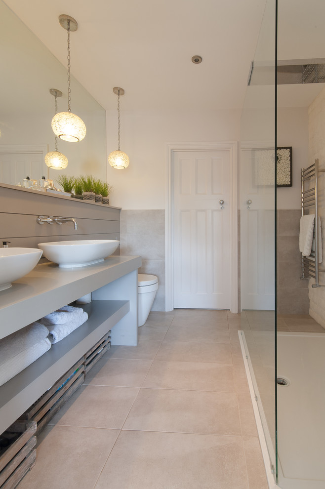 Ejemplo de cuarto de baño tradicional renovado con lavabo sobreencimera, armarios abiertos, ducha abierta, baldosas y/o azulejos grises y paredes blancas