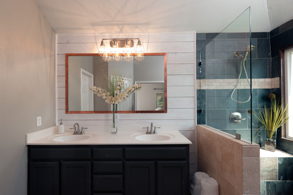 Idéer för att renovera ett mellanstort vintage vit vitt en-suite badrum, med luckor med infälld panel, skåp i mörkt trä, en dubbeldusch, svart kakel, skifferkakel, ett integrerad handfat, marmorbänkskiva och dusch med gångjärnsdörr