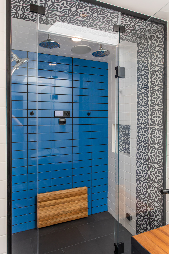 Inspiration för moderna badrum, med en dusch i en alkov, svart och vit kakel, blå kakel, svart golv och dusch med gångjärnsdörr