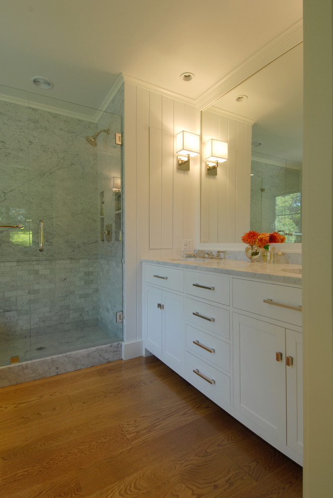 Идея дизайна: главная ванная комната среднего размера в современном стиле с фасадами в стиле шейкер, белыми фасадами, врезной раковиной и столешницей из искусственного кварца