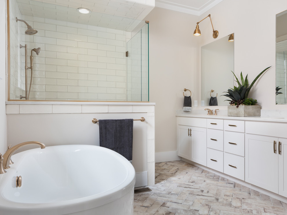Идея дизайна: большая главная ванная комната в современном стиле с белыми фасадами, отдельно стоящей ванной, угловым душем, унитазом-моноблоком, разноцветной плиткой, белой плиткой, белыми стенами, полом из керамической плитки, врезной раковиной, фасадами в стиле шейкер и плиткой кабанчик