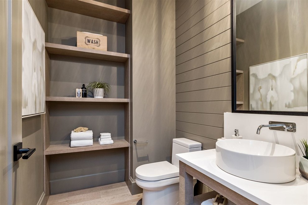 Idee per una stanza da bagno chic con pareti grigie, lavabo a bacinella, pavimento beige e top bianco