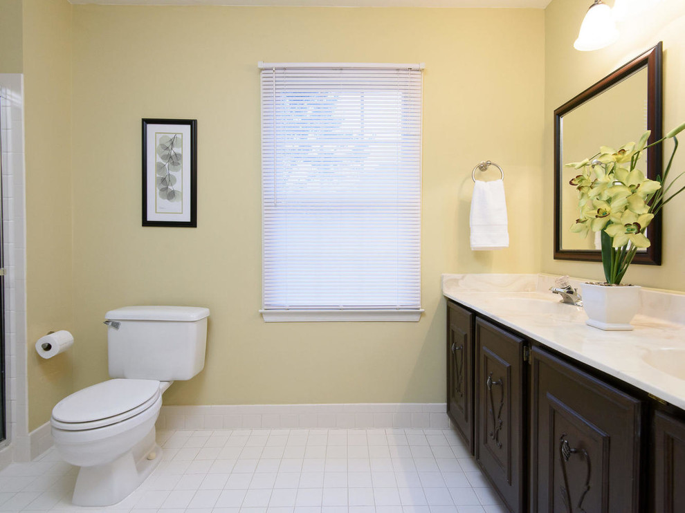 Источник вдохновения для домашнего уюта: главная ванная комната в классическом стиле с фасадами с декоративным кантом, коричневыми фасадами, двойным душем, керамической плиткой, зелеными стенами и полом из керамической плитки