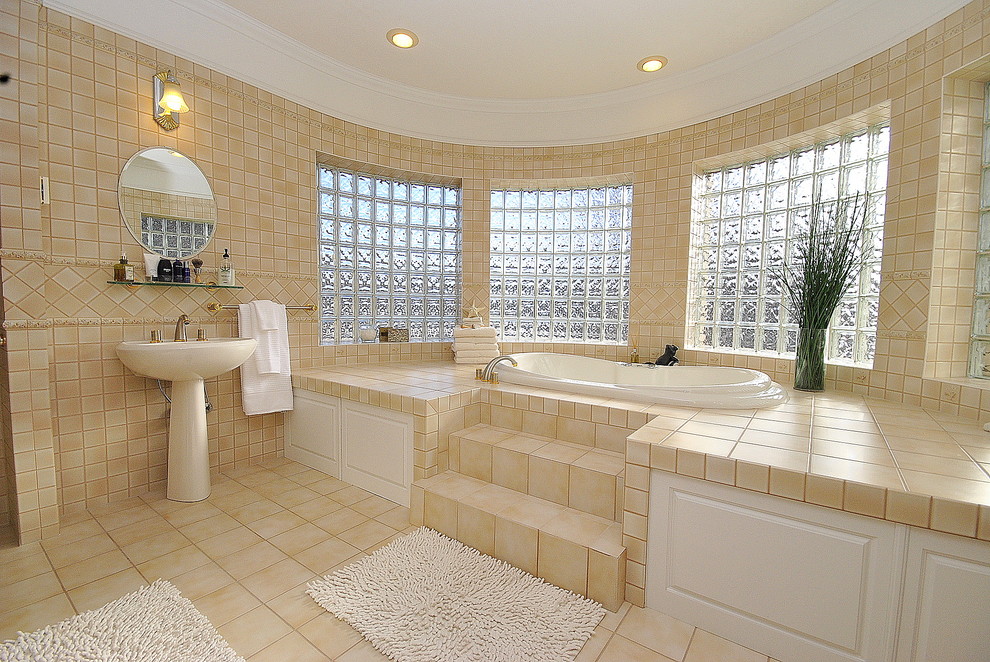 エドモントンにある地中海スタイルのおしゃれな浴室 (ペデスタルシンク) の写真