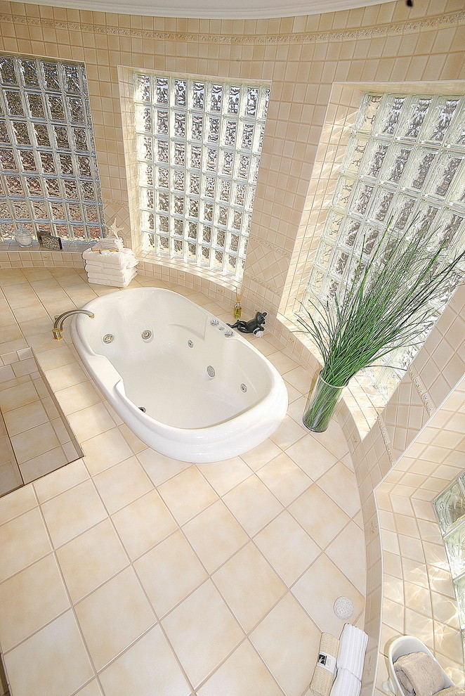 Home Staging by Revealing Assets in St. Albert, Alberta, Canada Mediterranean Bathroom