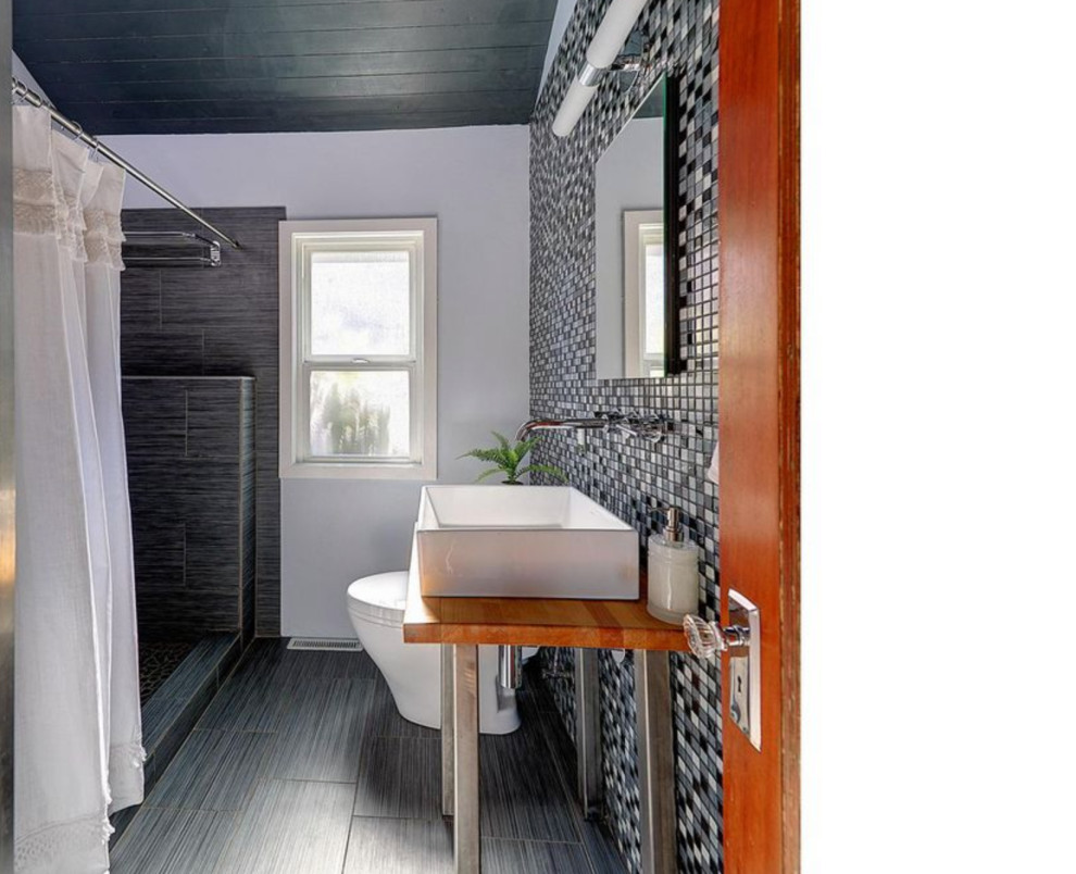 Свежая идея для дизайна: ванная комната среднего размера в современном стиле с душем в нише, серой плиткой, белыми стенами, душевой кабиной, настольной раковиной, столешницей из дерева, серым полом, шторкой для ванной и коричневой столешницей - отличное фото интерьера