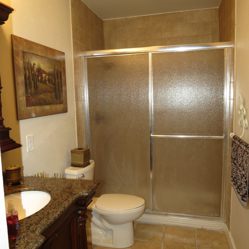 Bild på ett litet vintage badrum med dusch, med skåp i mörkt trä, granitbänkskiva, beige kakel, keramikplattor, beige väggar och klinkergolv i keramik