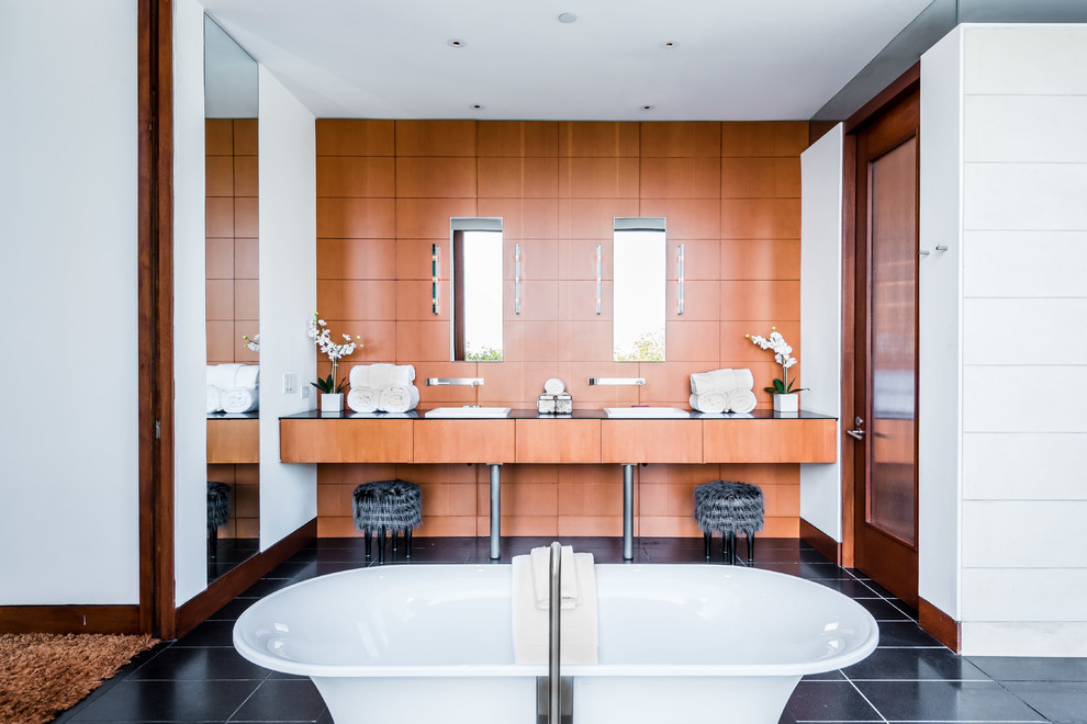 Imagen de cuarto de baño contemporáneo con bañera exenta, paredes blancas y lavabo encastrado