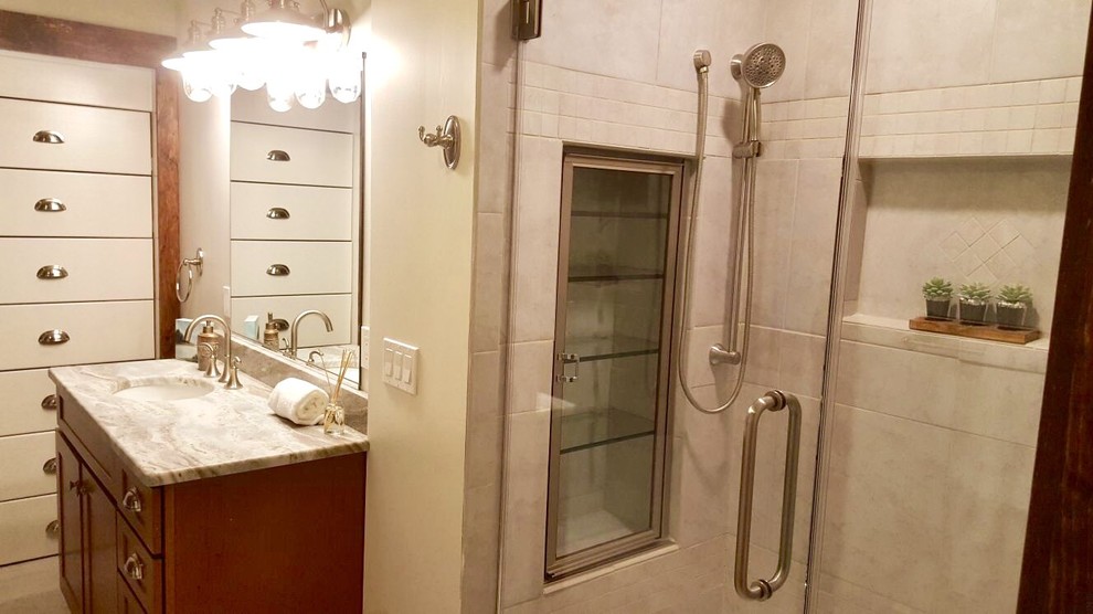 Idéer för stora lantliga grått en-suite badrum, med bruna skåp, en dusch/badkar-kombination, grå kakel, grå väggar, mellanmörkt trägolv, ett nedsänkt handfat, granitbänkskiva, brunt golv och dusch med duschdraperi