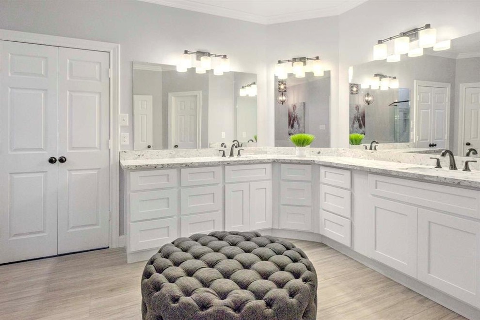 Idéer för stora vintage grått en-suite badrum, med skåp i shakerstil, vita skåp, grå väggar, ljust trägolv, ett undermonterad handfat, bänkskiva i kvarts och beiget golv