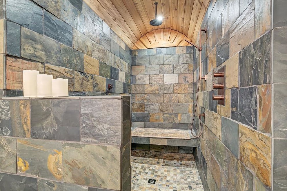 На фото: ванная комната в классическом стиле с открытым душем, серой плиткой, каменной плиткой и открытым душем