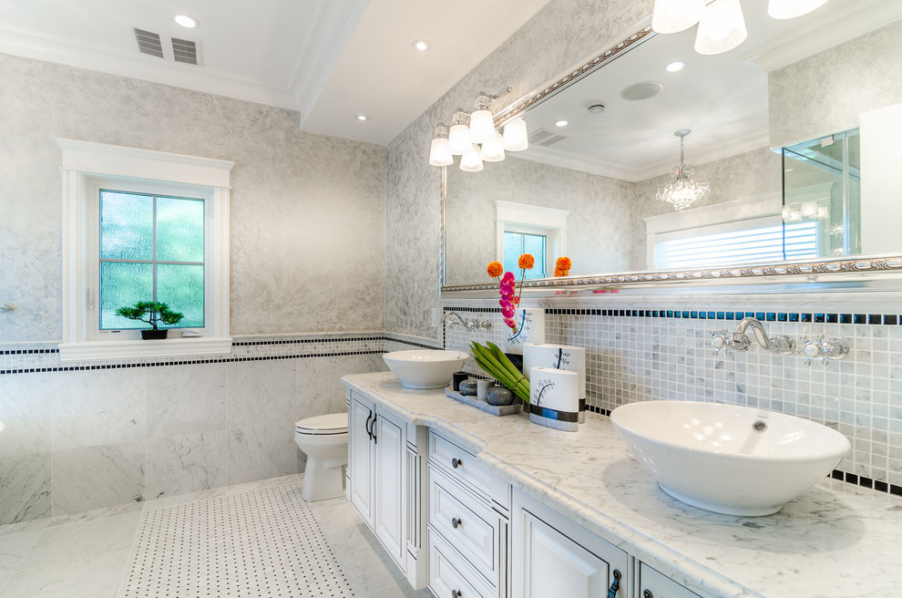 Ejemplo de cuarto de baño principal y azulejo de dos tonos clásico renovado con armarios con paneles con relieve, puertas de armario blancas, baldosas y/o azulejos negros, baldosas y/o azulejos grises y lavabo sobreencimera