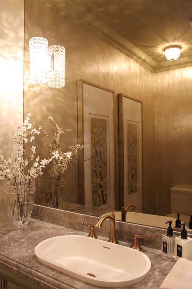 Idee per una piccola stanza da bagno con doccia vittoriana con pareti beige, lavabo da incasso e top in granito