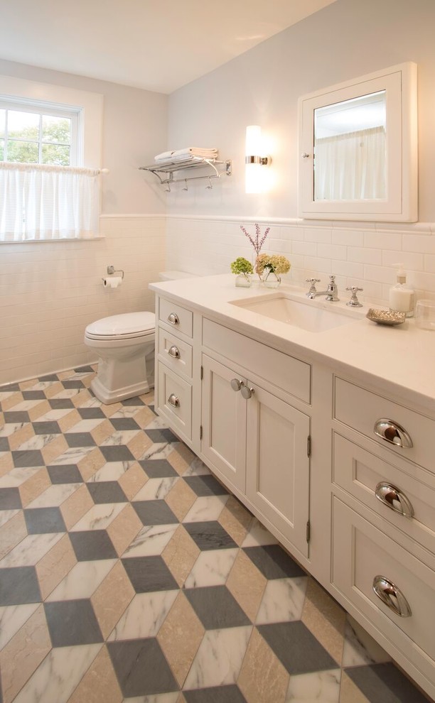 Idéer för ett litet klassiskt vit badrum för barn, med luckor med profilerade fronter, vita skåp, ett badkar i en alkov, en toalettstol med hel cisternkåpa, vit kakel, keramikplattor, blå väggar, marmorgolv, ett undermonterad handfat, bänkskiva i kvarts, flerfärgat golv, dusch med duschdraperi och en dusch/badkar-kombination