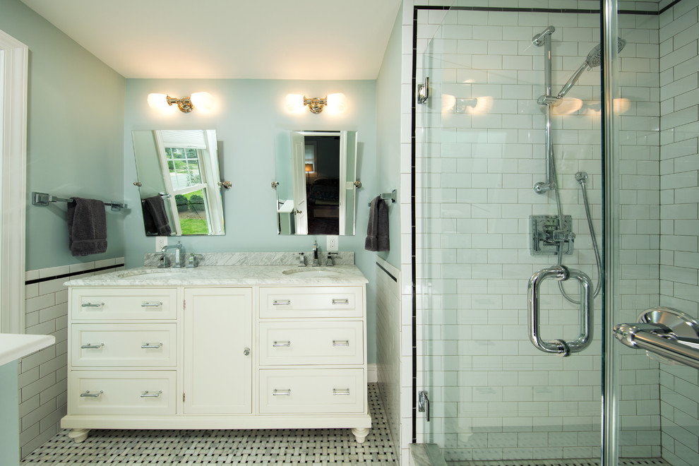 Идея дизайна: главная ванная комната среднего размера в стиле неоклассика (современная классика) с белыми фасадами, черно-белой плиткой, керамической плиткой, синими стенами, врезной раковиной, фасадами в стиле шейкер, душем в нише, полом из керамогранита и мраморной столешницей