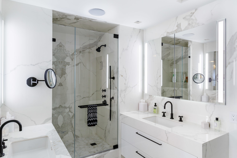 ニューヨークにあるコンテンポラリースタイルのおしゃれなマスターバスルーム (フラットパネル扉のキャビネット、白いキャビネット、アルコーブ型シャワー、グレーのタイル、グレーの壁、アンダーカウンター洗面器、マルチカラーの床、開き戸のシャワー) の写真