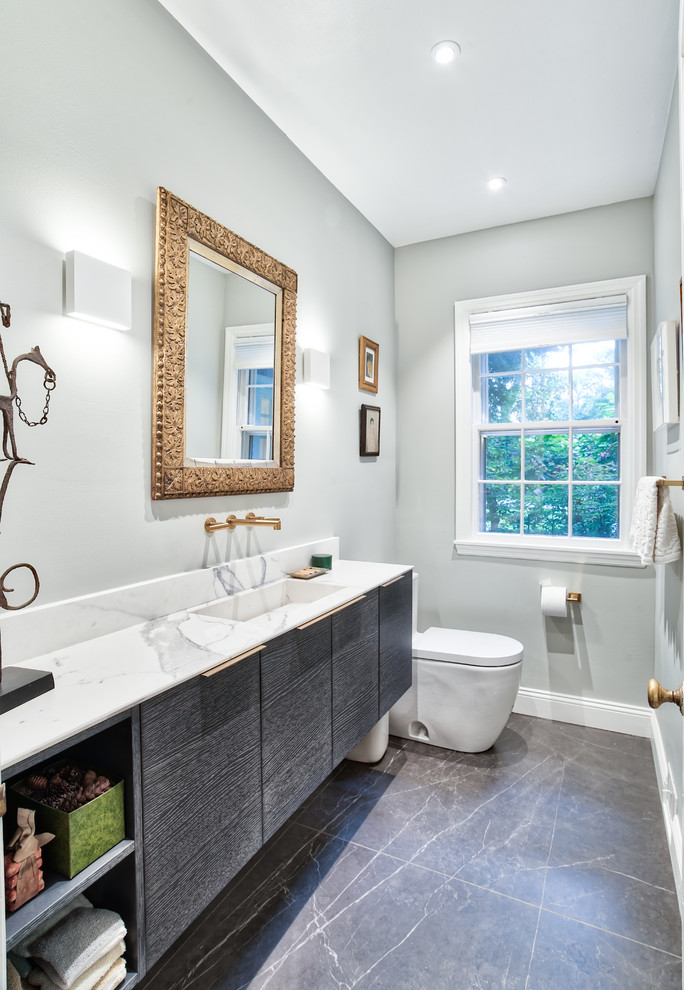 Esempio di una stanza da bagno con doccia classica di medie dimensioni con ante lisce, ante grigie, WC monopezzo, pareti grigie, lavabo integrato, pavimento grigio e top bianco