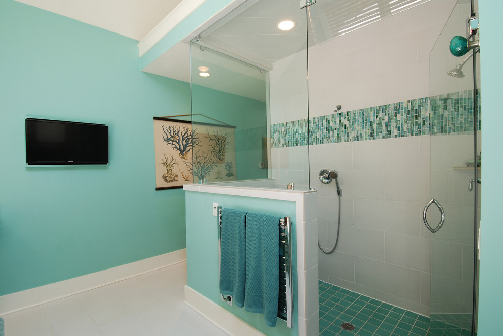 Imagen de cuarto de baño principal marinero de tamaño medio con ducha doble, baldosas y/o azulejos azules, paredes azules, suelo blanco y ducha con puerta con bisagras