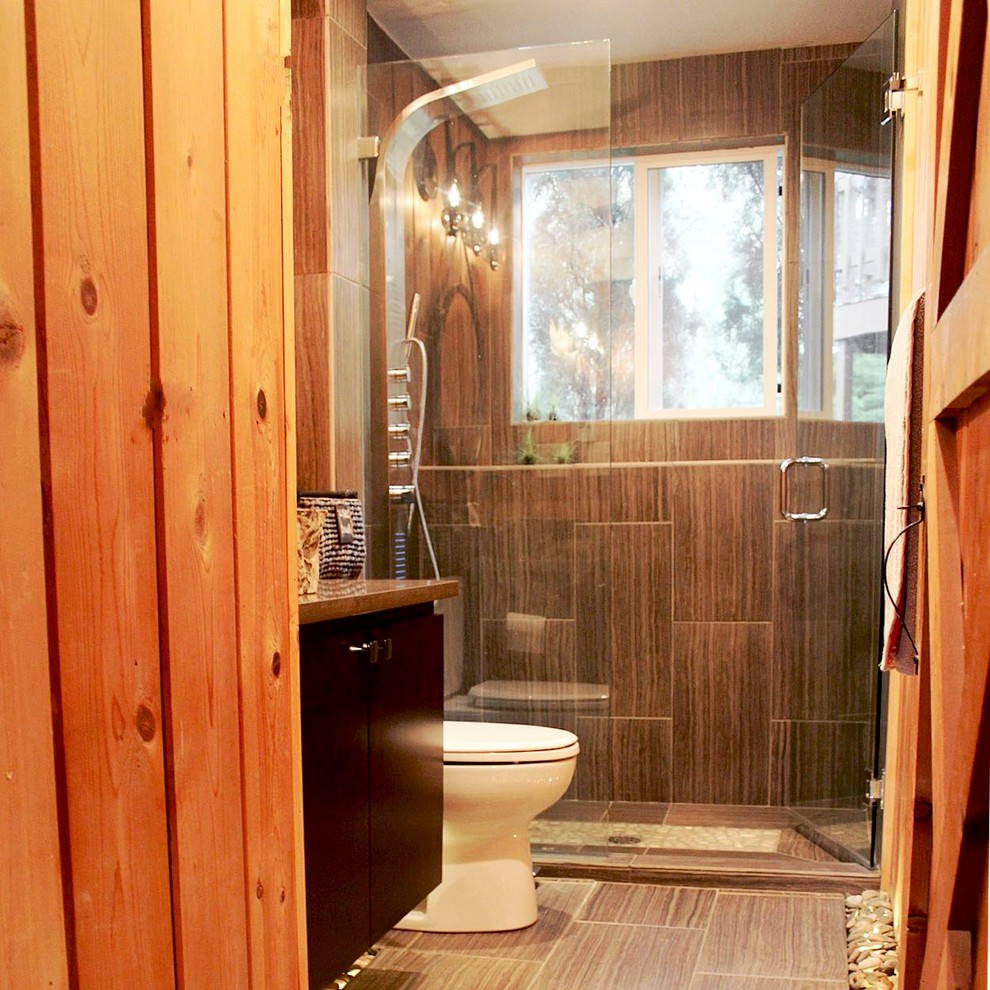 シアトルにあるお手頃価格の中くらいなラスティックスタイルのおしゃれな浴室 (コルクフローリング) の写真