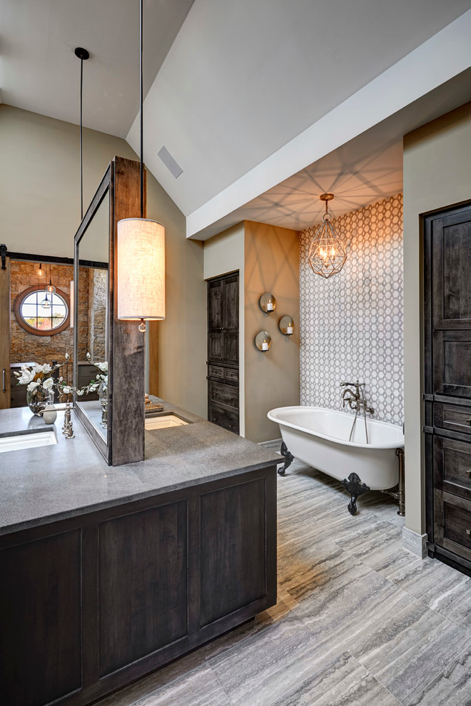 Exempel på ett mellanstort klassiskt en-suite badrum, med luckor med profilerade fronter, grå skåp, ett badkar med tassar, grå kakel, porslinskakel, grå väggar, klinkergolv i porslin, ett undermonterad handfat och bänkskiva i betong