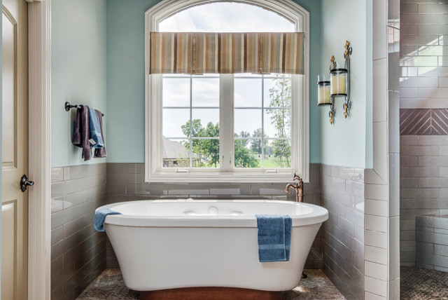 Inspiration för stora klassiska en-suite badrum, med luckor med upphöjd panel, vita skåp, ett fristående badkar, en dusch i en alkov, grå kakel, vit kakel, tunnelbanekakel, marmorbänkskiva, blå väggar och ett undermonterad handfat