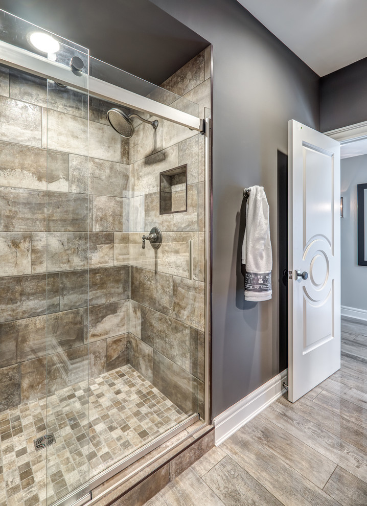 Idéer för att renovera ett stort vintage beige beige badrum med dusch, med möbel-liknande, skåp i mellenmörkt trä, en dusch i en alkov, grå väggar, vinylgolv, ett integrerad handfat, granitbänkskiva, brunt golv och dusch med skjutdörr