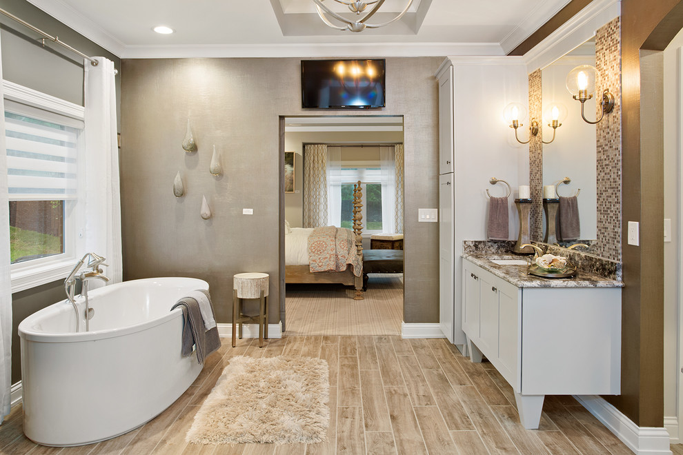 Foto di una grande stanza da bagno padronale country con vasca freestanding e lavabo sottopiano