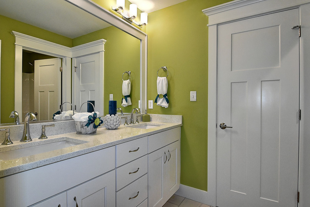 Inspiration för mellanstora klassiska vitt en-suite badrum, med luckor med infälld panel, vita skåp, gröna väggar, ett undermonterad handfat och bänkskiva i kvarts