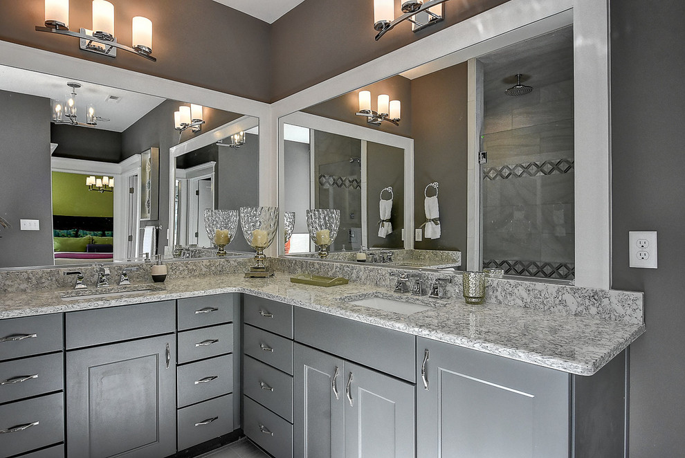 Idéer för att renovera ett stort vintage flerfärgad flerfärgat en-suite badrum, med luckor med infälld panel, grå skåp, granitbänkskiva, ett platsbyggt badkar, en dusch i en alkov, grå väggar, ett undermonterad handfat och dusch med gångjärnsdörr
