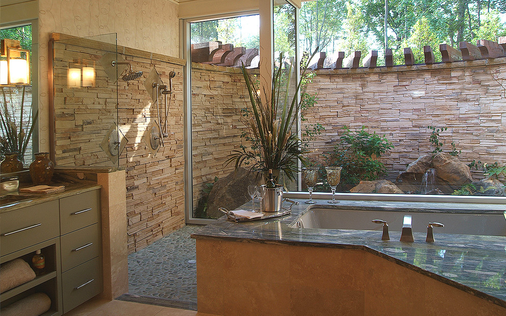 Стильный дизайн: главная ванная комната в современном стиле с врезной раковиной, плоскими фасадами, зелеными фасадами, столешницей из гранита, полновстраиваемой ванной, открытым душем, бежевой плиткой, желтыми стенами и полом из линолеума - последний тренд