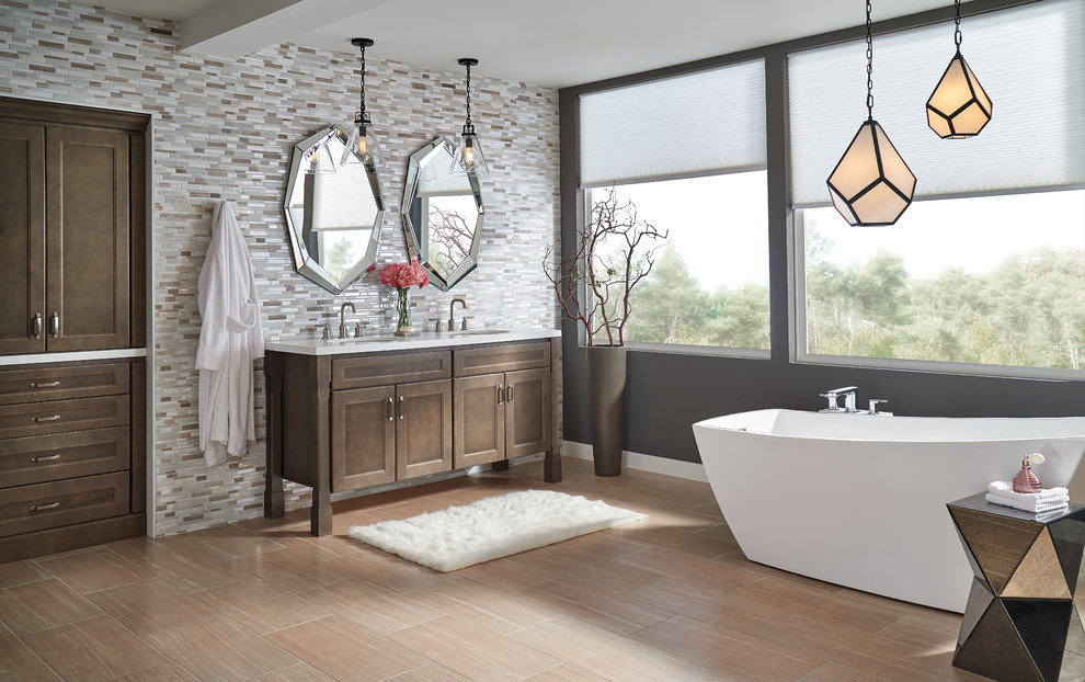Inspiration för stora moderna en-suite badrum, med luckor med infälld panel, bruna skåp, ett fristående badkar, beige kakel, stickkakel, grå väggar, laminatgolv, ett undermonterad handfat, bänkskiva i akrylsten och brunt golv