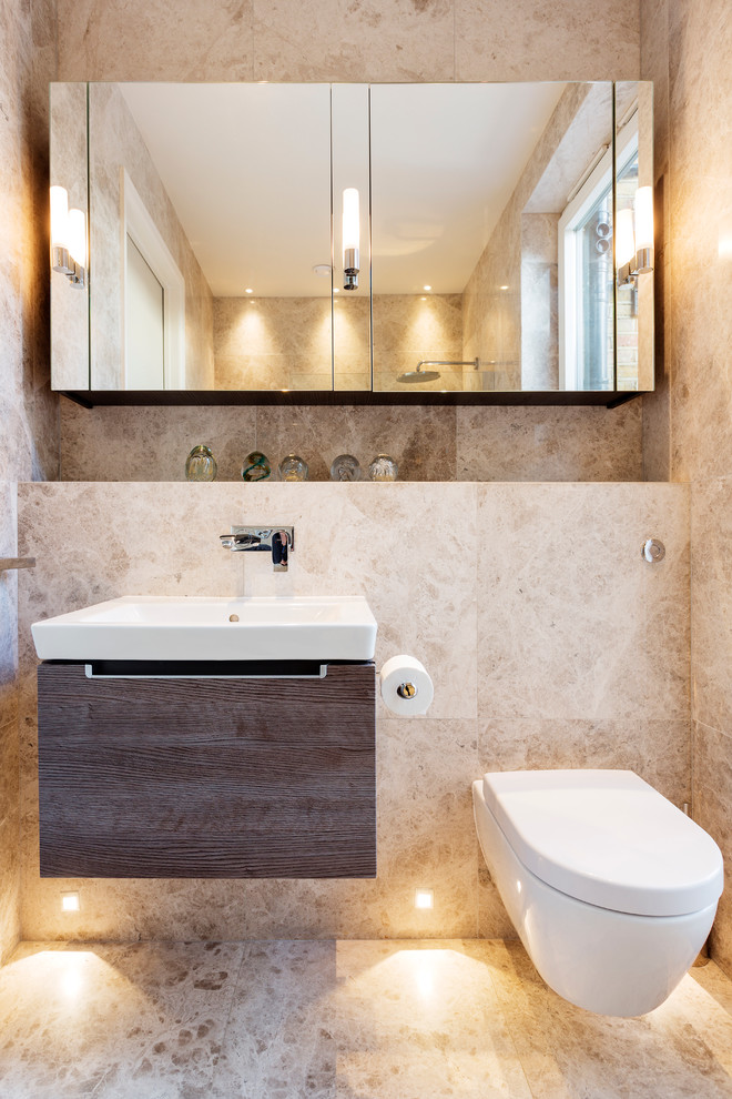 Пример оригинального дизайна: ванная комната в средиземноморском стиле с инсталляцией и раковиной с пьедесталом
