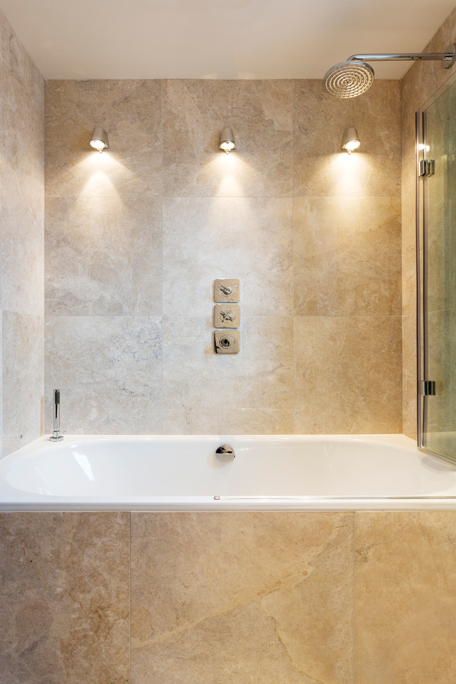 Foto på ett medelhavsstil badrum, med ett badkar i en alkov, en dusch/badkar-kombination och dusch med gångjärnsdörr