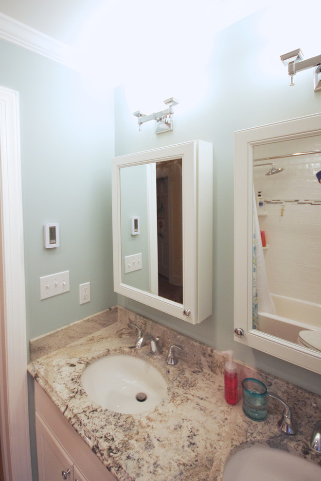 Diseño de cuarto de baño infantil tradicional renovado pequeño con lavabo bajoencimera, armarios con paneles empotrados, puertas de armario blancas, encimera de granito y paredes azules