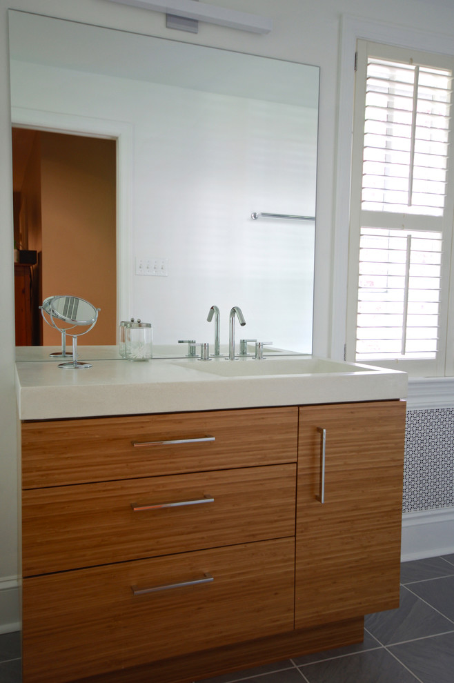 Idéer för att renovera ett litet funkis en-suite badrum, med ett integrerad handfat, släta luckor, skåp i ljust trä, bänkskiva i betong, ett fristående badkar, en dubbeldusch, en toalettstol med separat cisternkåpa, grå kakel, keramikplattor, vita väggar och klinkergolv i keramik