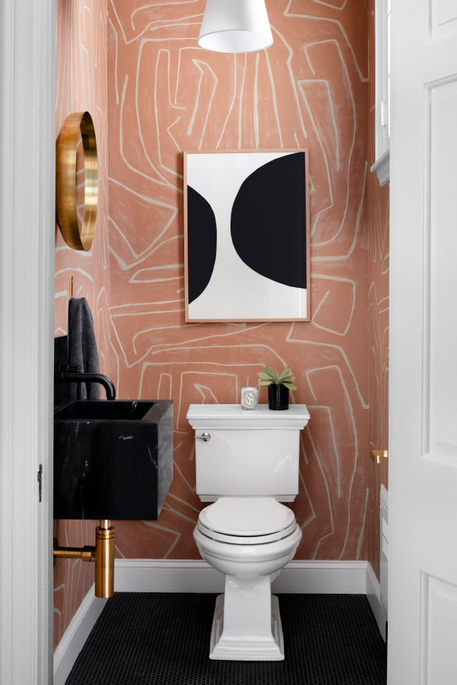 Kleine Moderne Gästetoilette mit schwarzen Schränken, Toilette mit Aufsatzspülkasten, oranger Wandfarbe, dunklem Holzboden, Wandwaschbecken, braunem Boden, schwarzer Waschtischplatte und Speckstein-Waschbecken/Waschtisch in Baltimore