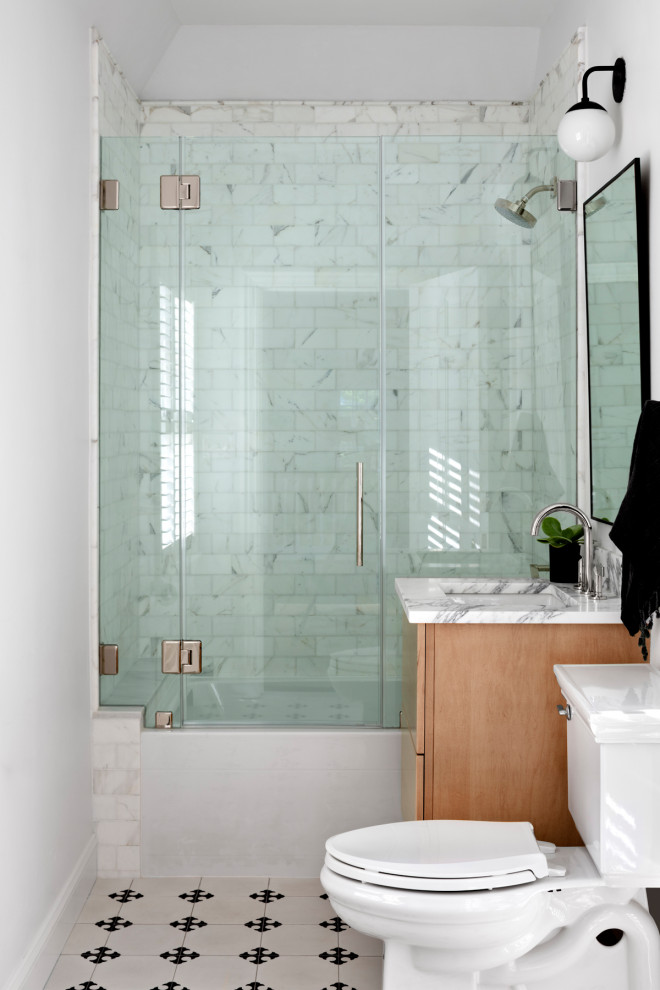 Пример оригинального дизайна: маленькая ванная комната в современном стиле с светлыми деревянными фасадами, накладной ванной, унитазом-моноблоком, черно-белой плиткой, белыми стенами, подвесной раковиной, белым полом, душем с распашными дверями, белой столешницей, полом из цементной плитки и мраморной столешницей для на участке и в саду