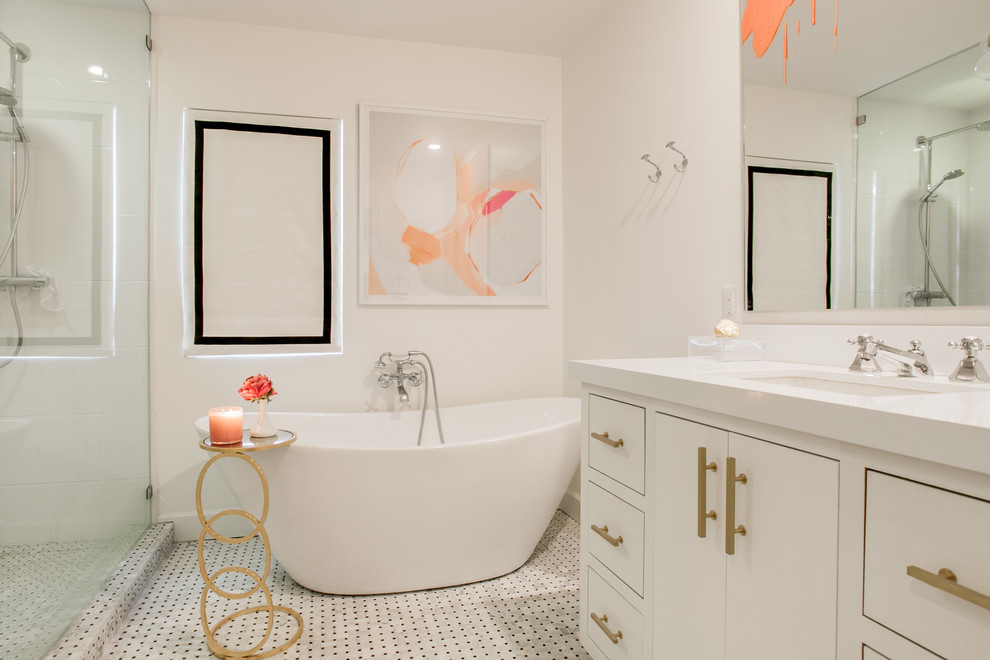 ダラスにあるトランジショナルスタイルのおしゃれな浴室 (アンダーカウンター洗面器、フラットパネル扉のキャビネット、白いキャビネット、アルコーブ型シャワー、白いタイル、白い壁、モザイクタイル) の写真