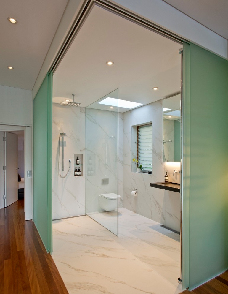 シドニーにあるコンテンポラリースタイルのおしゃれな浴室 (オープン型シャワー、壁掛け式トイレ、白い壁、大理石の床、横長型シンク、オープンシャワー) の写真