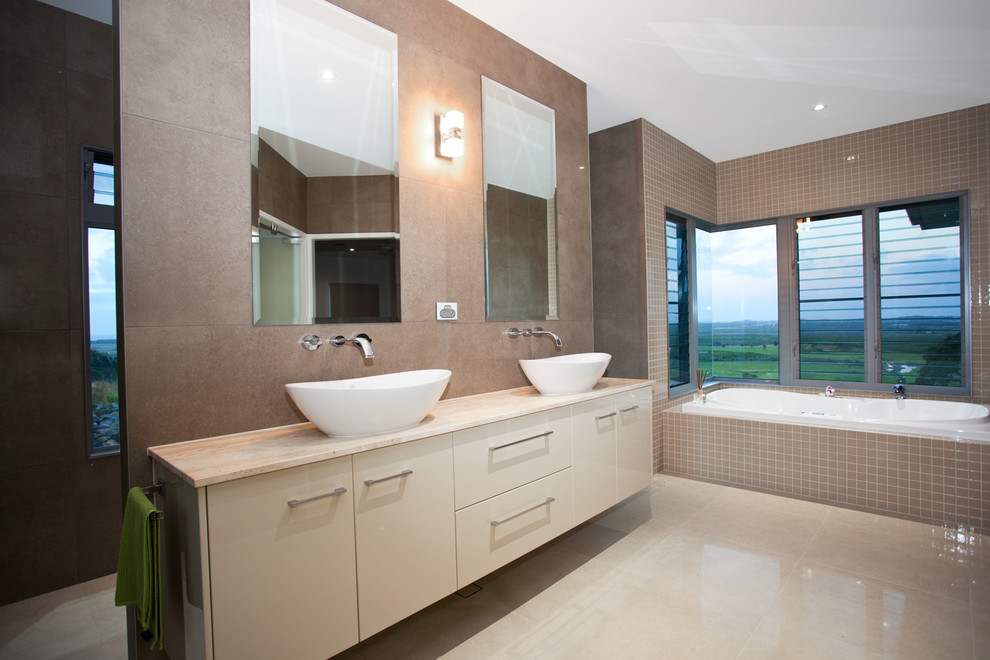This is an example of a modern bathroom in Townsville.