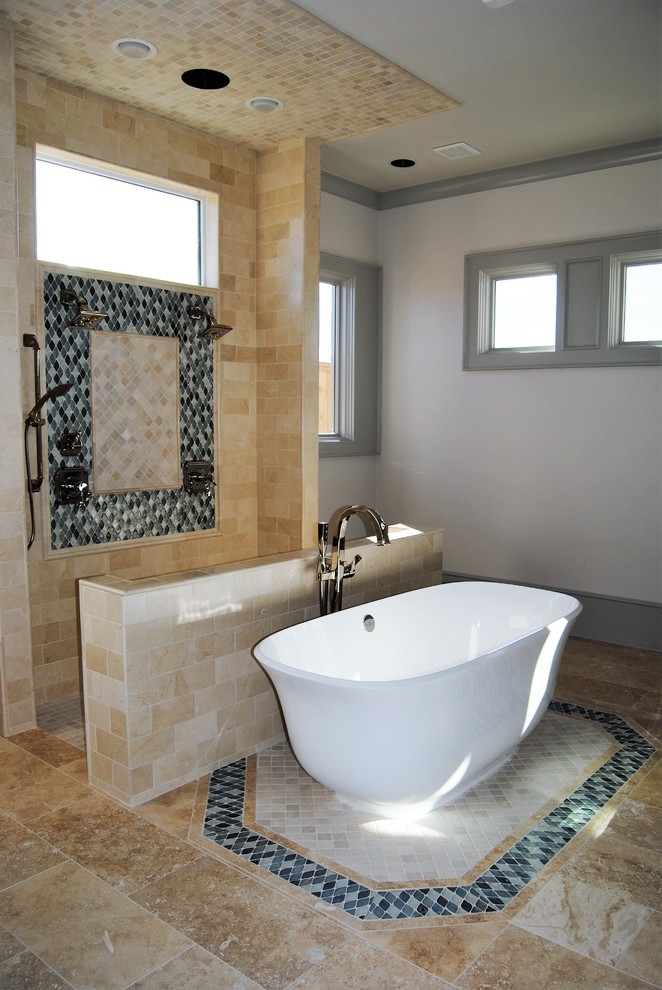 Стильный дизайн: большая главная ванная комната в классическом стиле с отдельно стоящей ванной, открытым душем, бежевой плиткой, каменной плиткой, белыми стенами и полом из известняка - последний тренд