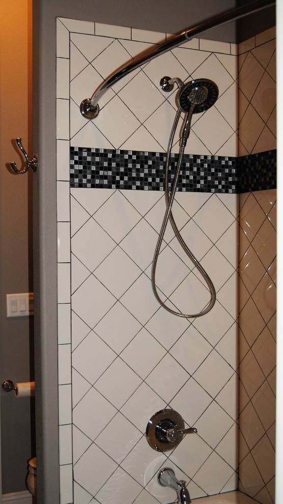 Foto de cuarto de baño tradicional con ducha empotrada, baldosas y/o azulejos marrones, baldosas y/o azulejos blancos y baldosas y/o azulejos de cerámica