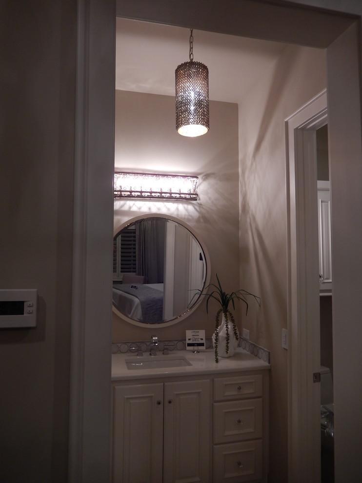 Foto di una piccola stanza da bagno con doccia chic con ante con riquadro incassato, piastrelle beige, pareti beige, lavabo da incasso e top in granito
